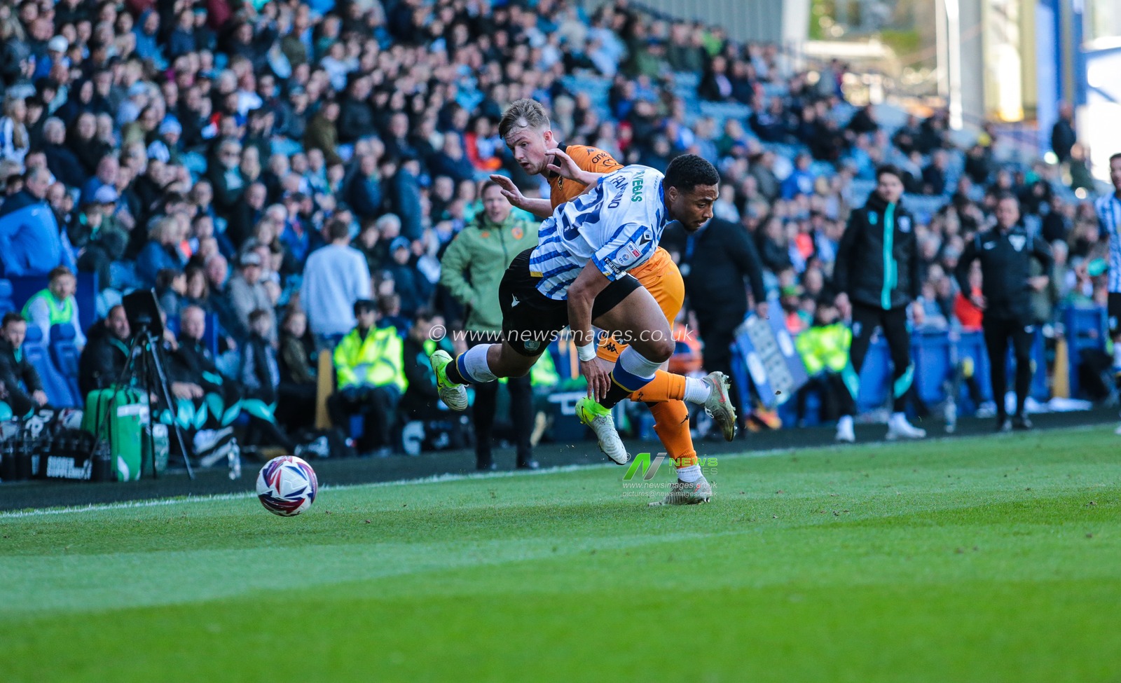 Ben Hamer Sheffield Wednesday Goalkeeper is fouled by Joe Gelhardt of Hull City during the Sky Bet Championship match Sheffield Wednesday vs Hull City at Hillsborough, Sheffield, United Kingdom, 5th April 2025

(Photo by Richard Bierton/News Images)
