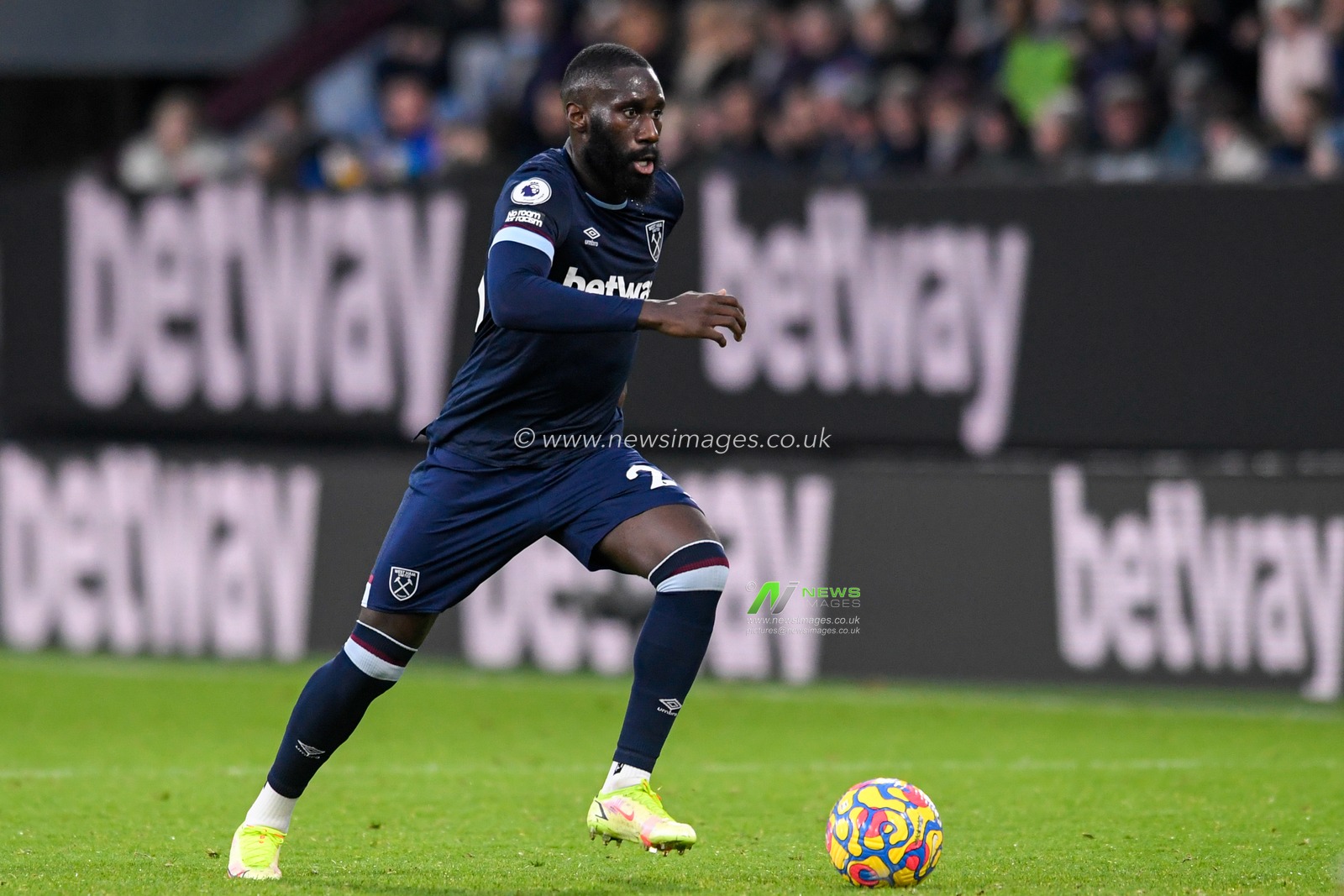 Arthur Masuaku #26 of West Ham United runs forward with the ball
