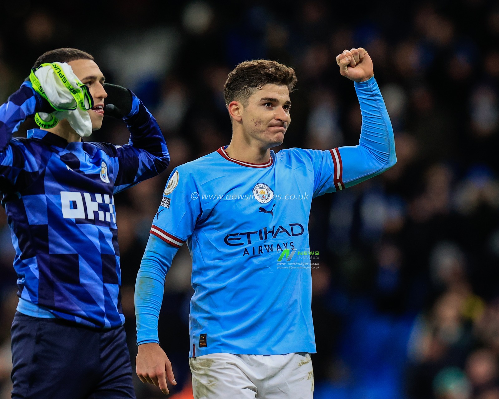 JuliÃ¡n Ãlvarez #19 of Manchester City celebrate the 4-2 win during the Premier League match Manchester City vs Tottenham Hotspur at Etihad Stadium, Manchester, United Kingdom, 19th January 2023

(Photo by Conor Molloy/News Images)