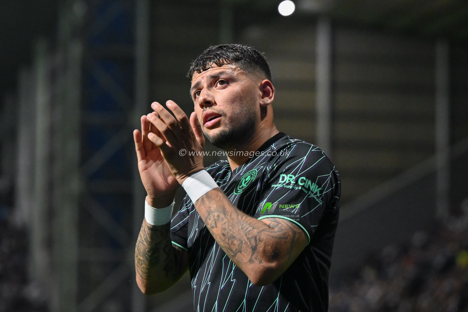 Gustavo Hamer of Sheffield United claps fans as he leaves the pitch during the Sky Bet Championship match Preston North End vs Sheffield United at Deepdale, Preston, United Kingdom, 9th August 2024

(Photo by Cody Froggatt/News Images)