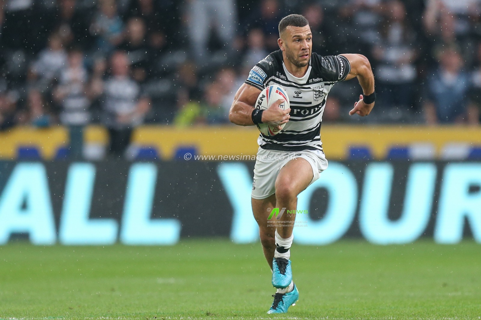 Carlos Tuimavave (3) of Hull FC runs with the ball