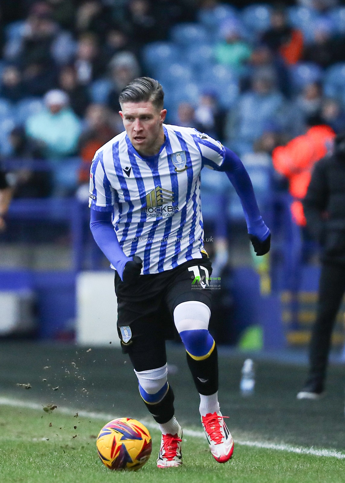 Charlie McNeill of Sheffield Wednesday dribbles the ball forward during the Sky Bet Championship match Sheffield Wednesday vs Luton Town at Hillsborough, Sheffield, United Kingdom, 1st February 2025

(Photo by Jorge Horsted/News Images)