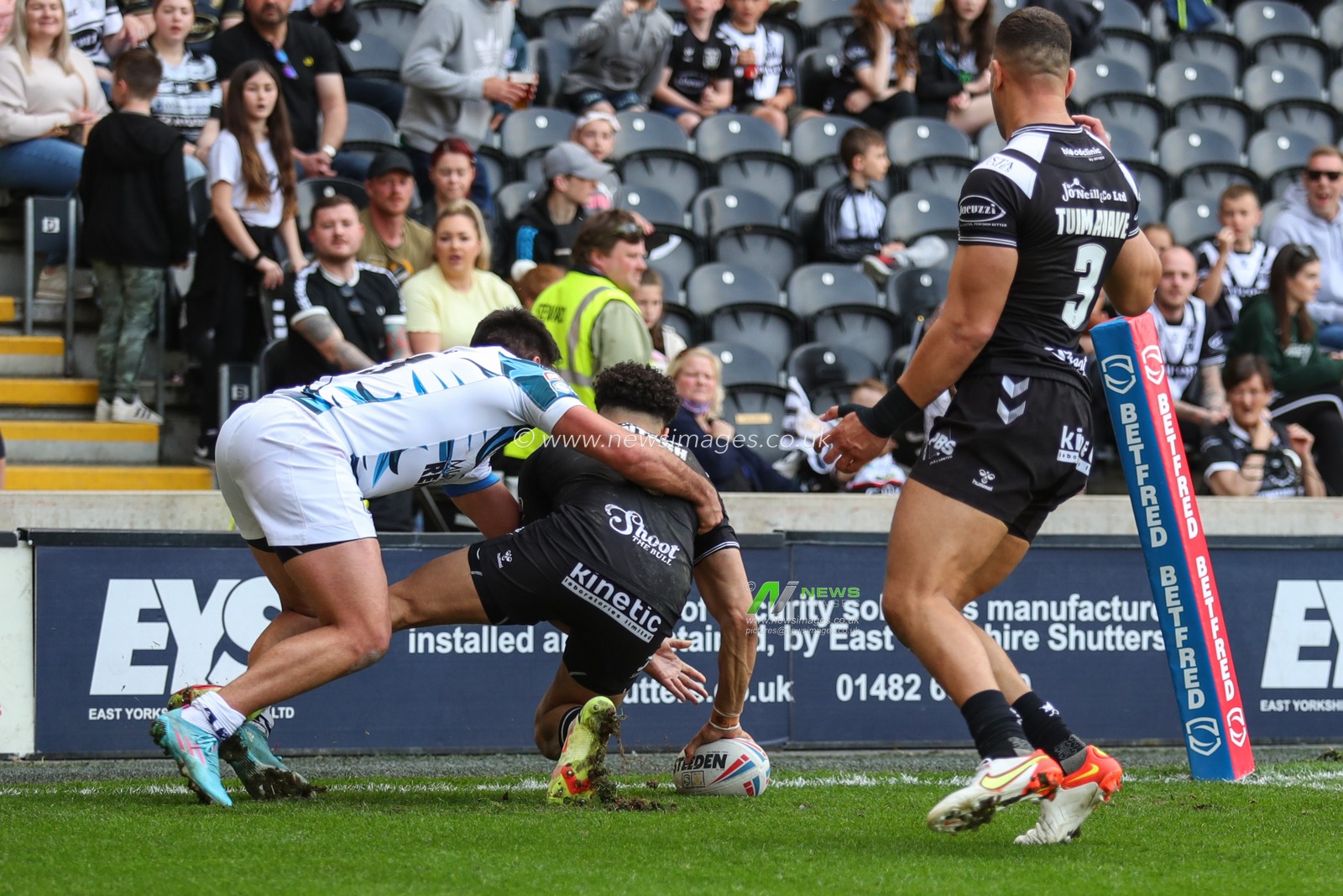 Darnell McIntosh #5 of Hull FC touches down for his second try of the match