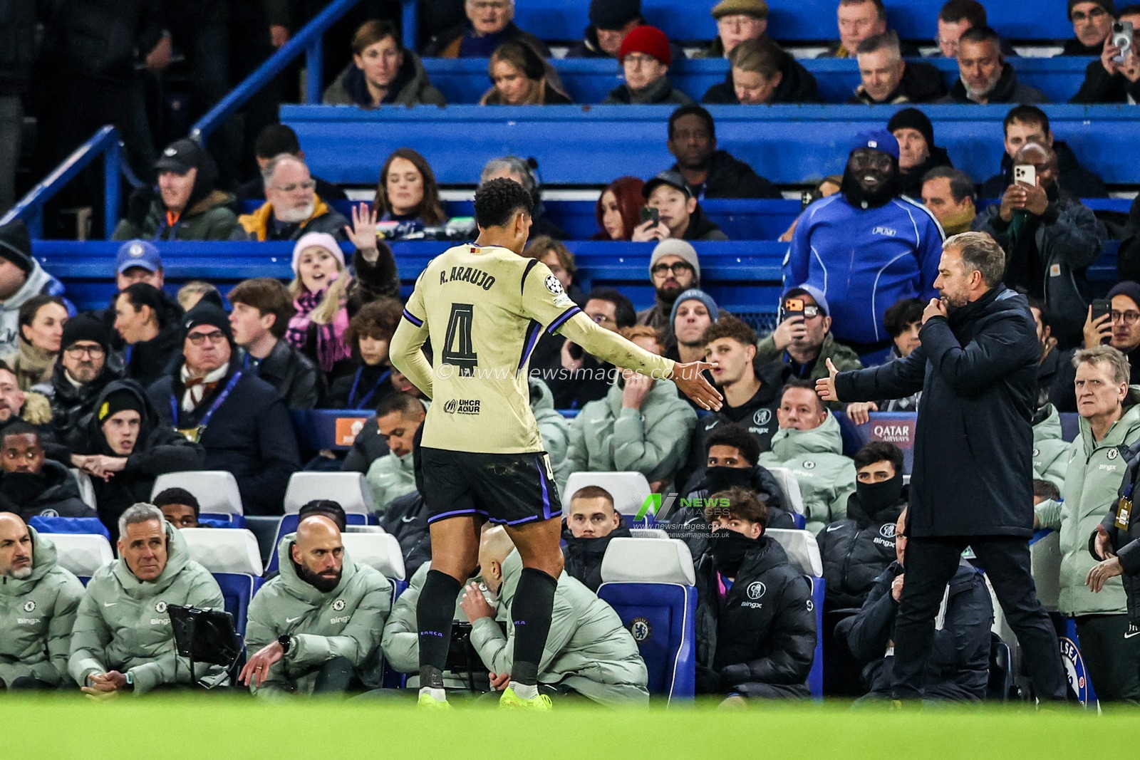 Ronald Araujo of Barcelona leaves the field of play after receiving a red card during the UEFA Champions League Matchday 5 of 8 Chelsea v Barcelona at Stamford Bridge, London, United Kingdom, 25th November 2025

(Photo by Alfie Cosgrove/News Images)

*** GER AUT SUI OUT ***