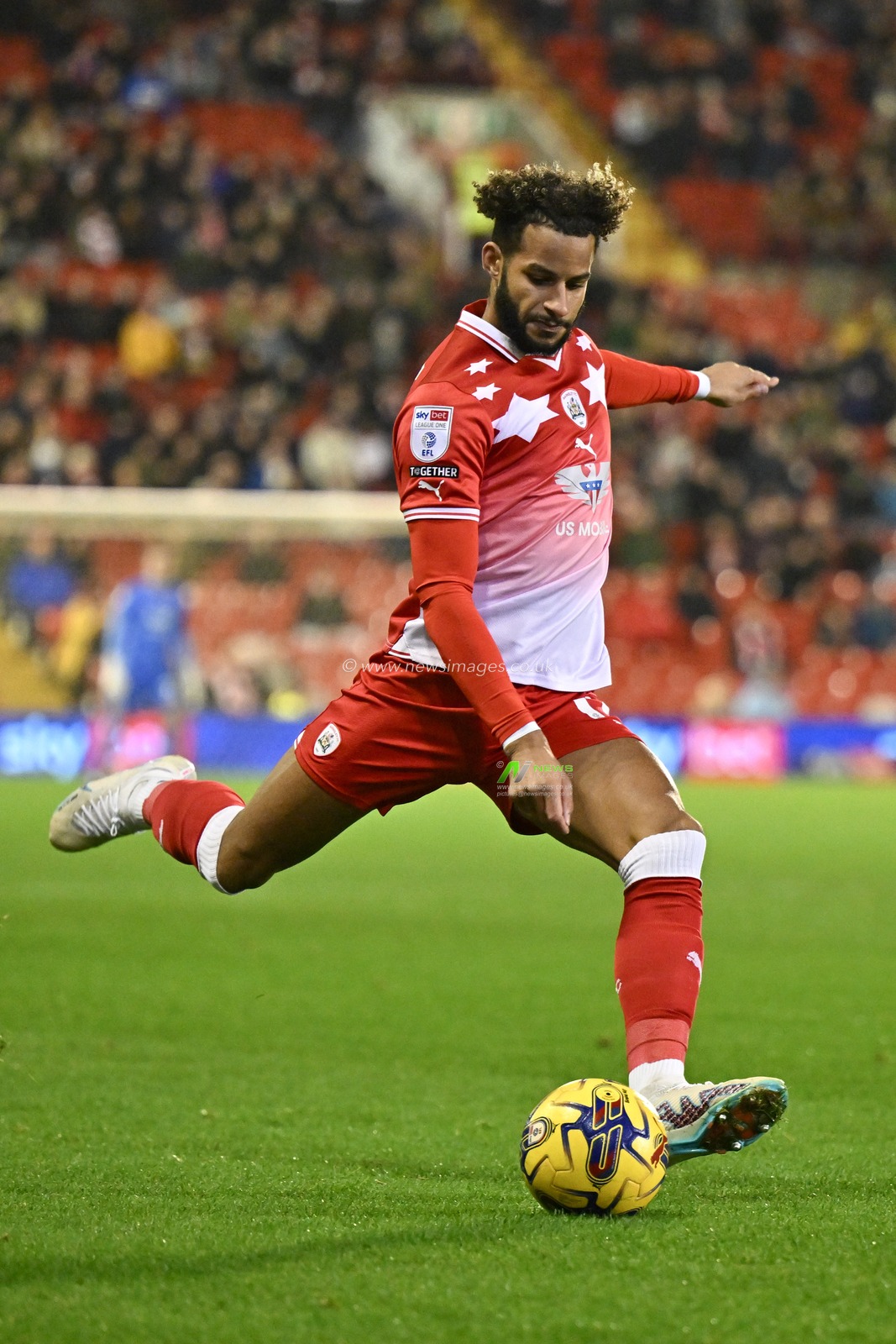 Barry Cotter #17 of Barnsley looks to cross the ball, during the Sky Bet League 1 match Barnsley vs Wycombe Wanderers at Oakwell, Barnsley, United Kingdom, 28th November 2023

(Photo by Cody Froggatt/News Images)