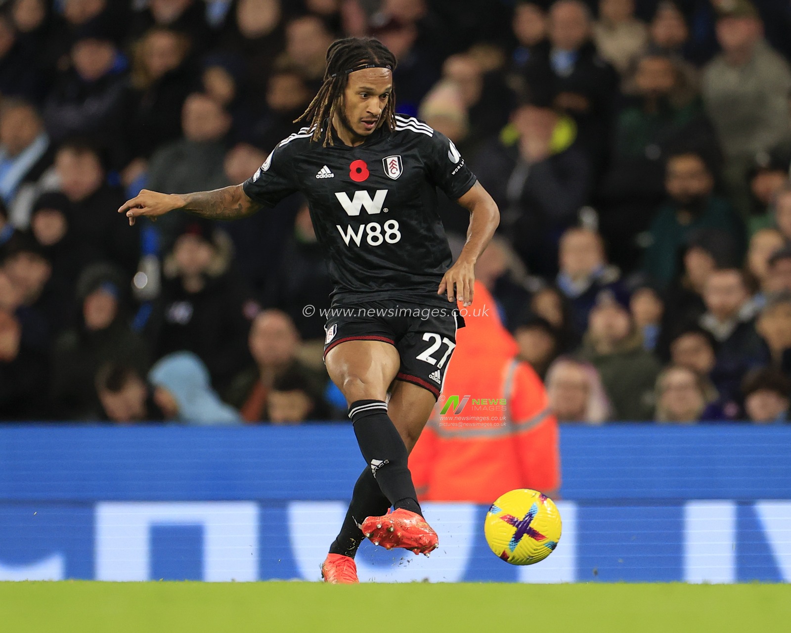 Kevin Mbabu #27 of Fulham passes the ball during the Premier League match Manchester City vs Fulham at Etihad Stadium, Manchester, United Kingdom, 5th November 2022

(Photo by Conor Molloy/News Images)