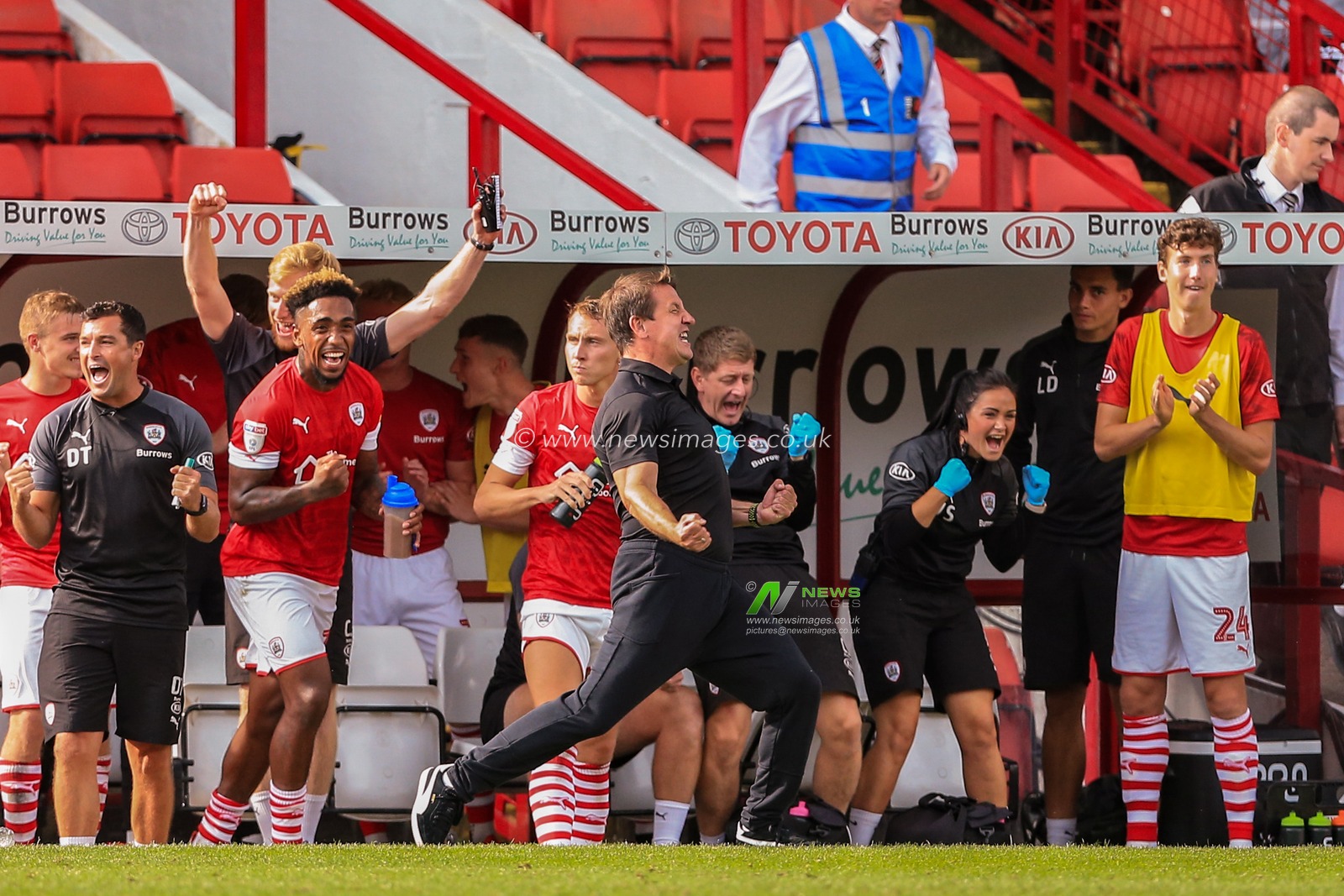 3rd August 2019, Oakwell, Barnsley, England; Sky Bet Championship, Barnsley vs Fulham ; Daniel Stendel manager of Barnsley FC celebrates his sides 1-0 win over Fulham


Credit: Mark Cosgrove/News Images

English Football League images are subject to DataCo Licence