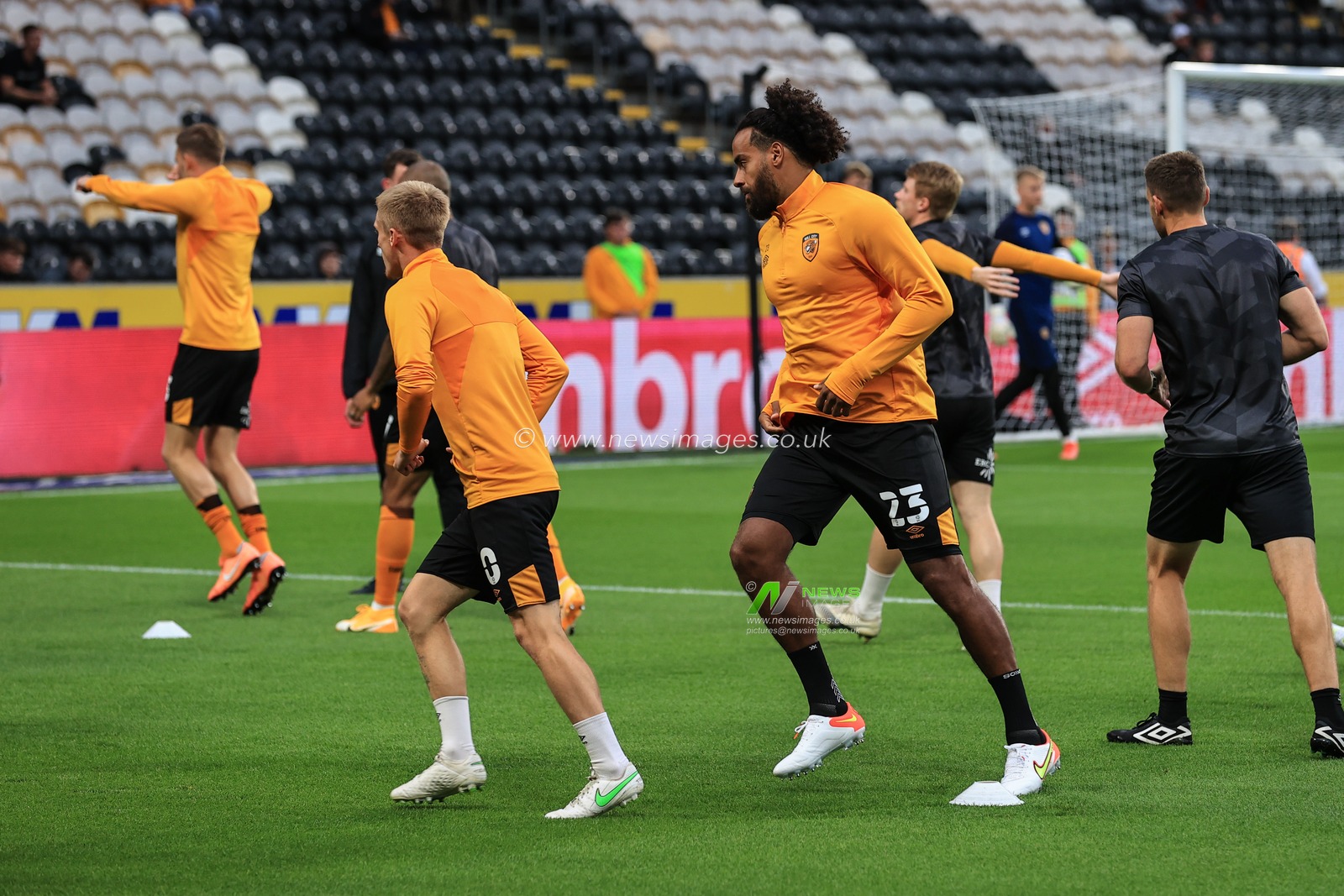 Tom Huddlestone #23 of Hull City during the pre-game warmup