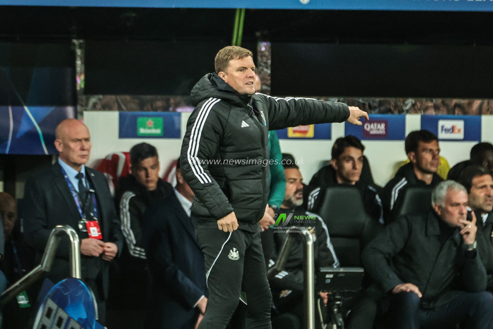 Eddie Howe manager of Newcastle United gives his team instructions during the UEFA Champions League Matchday 3 of 8 Newcastle United vs Benfica at St. James's Park, Newcastle, United Kingdom, 21st October 2025

(Photo by Mark Cosgrove/News Images)