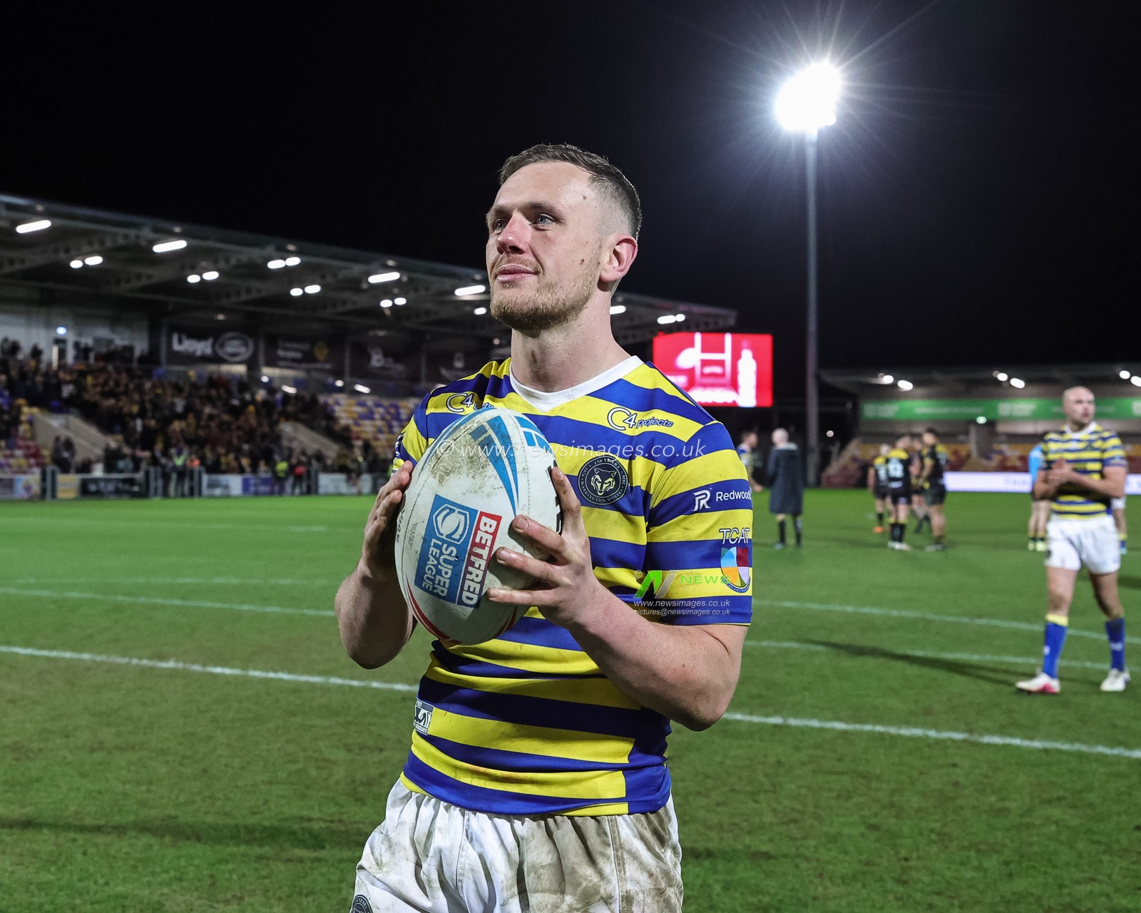Ben Currie of Warrington Wolves celebrates the win with the fans during the Betfred Super League Round 4 match York Knights vs Warrington Wolves at LNER Community Stadium, York, United Kingdom on 06 March 2026

(Photo by Mark Cosgrove/News Images)