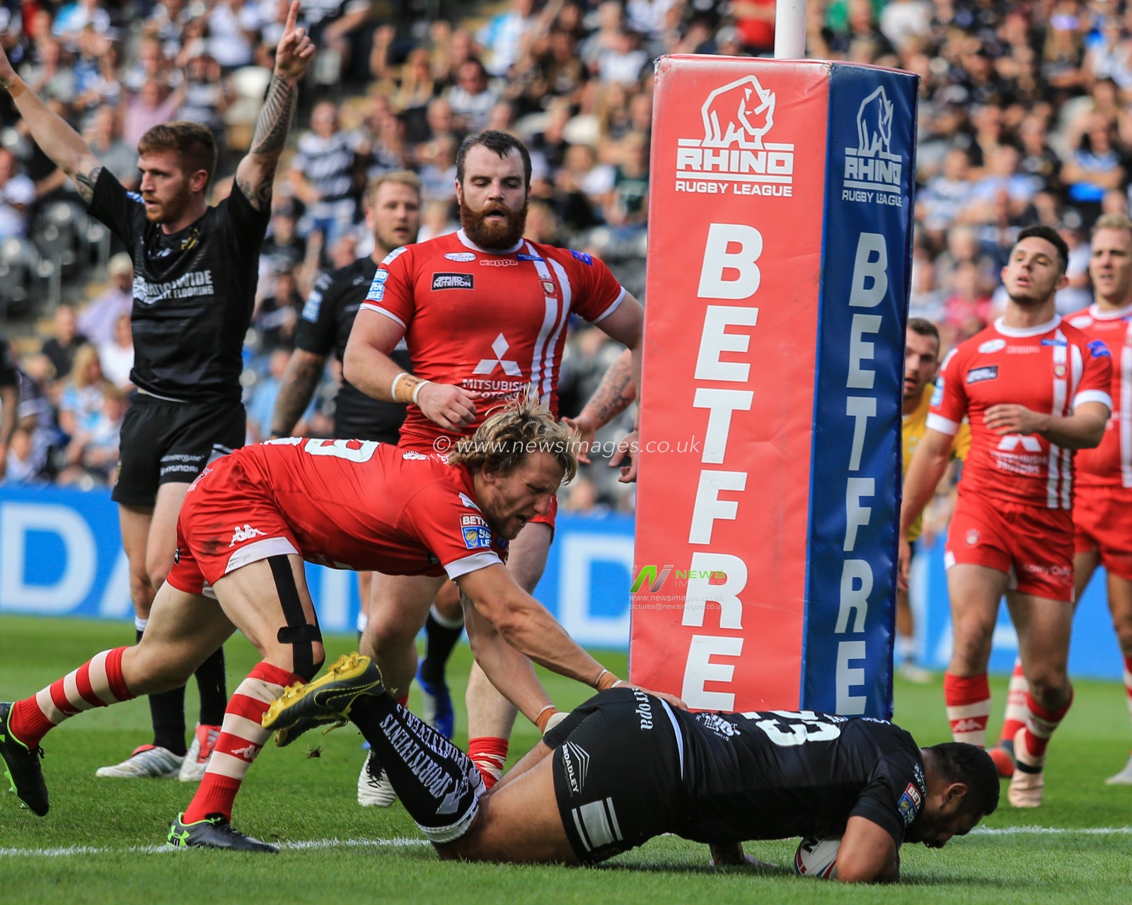 17th August 2019 , KCOM Stadium, Hull, England;  Betfred Super League, Round 26, Hull FC vs Salford Red Devils ; Mickey Paea (23) of Hull FC scores his try

Credit: David Greaves/News Images