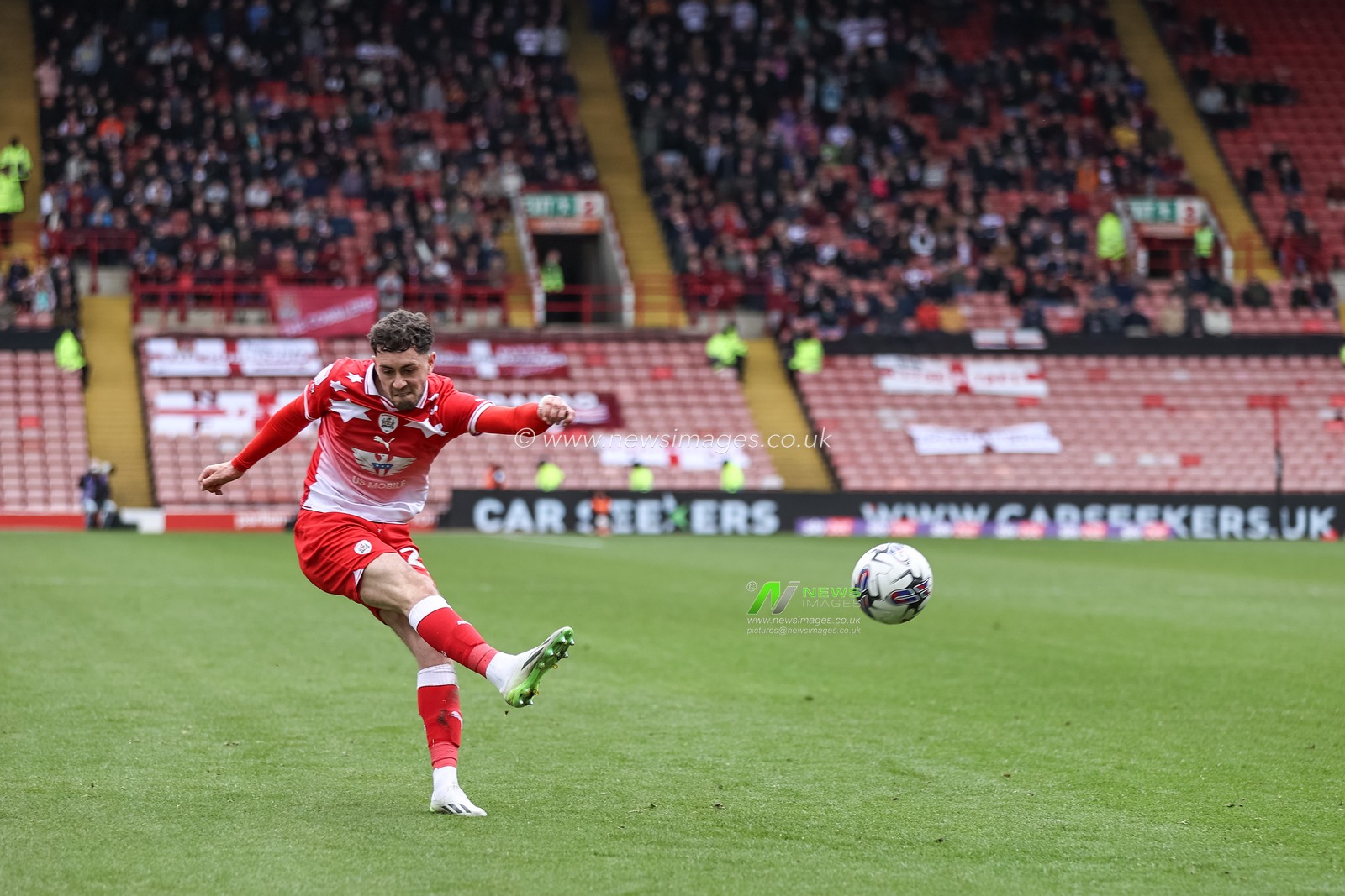 Corey O'Keeffe of Barnsley crosses the ball during the Sky Bet League 1 match Barnsley vs Northampton Town at Oakwell, Barnsley, United Kingdom, 27th April 2024

(Photo by Mark Cosgrove/News Images)