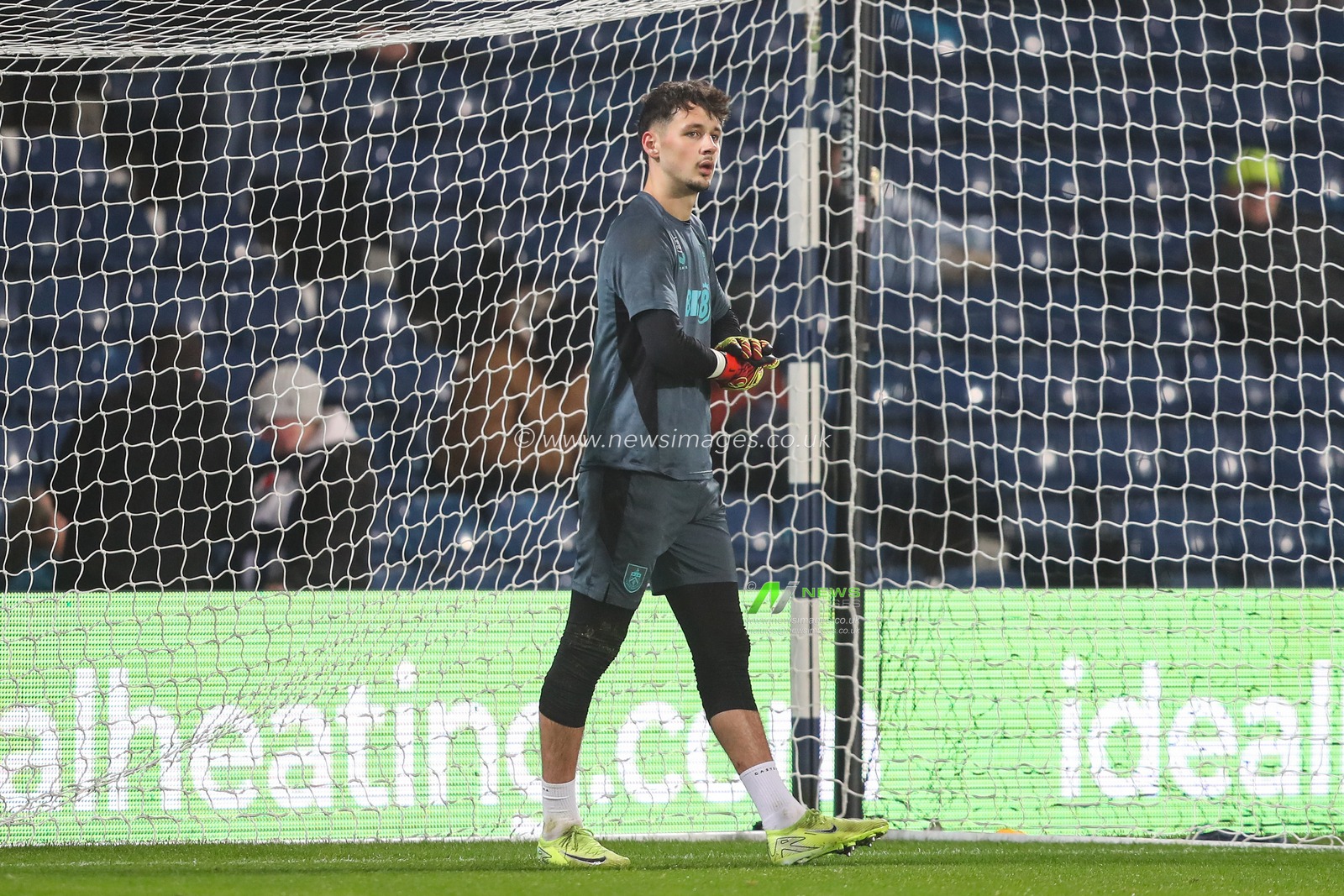 James Trafford of Burnley during the pre-game warm up ahead of the Sky Bet Championship match West Bromwich Albion vs Burnley at The Hawthorns, West Bromwich, United Kingdom, 7th November 2024

(Photo by Gareth Evans/News Images)