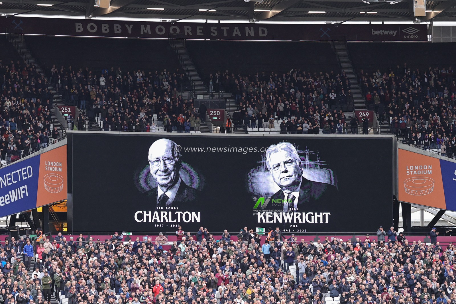 The fans in London Stadium applaud in respect of Sir Bobby Charlton and Bill Kenwright during the Premier League match West Ham United vs Everton at London Stadium, London, United Kingdom, 29th October 2023

(Photo by Mark Cosgrove/News Images)