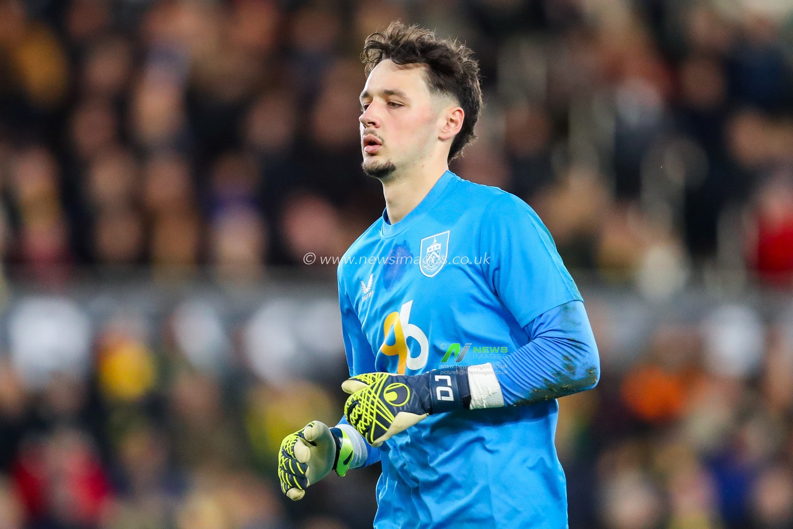 James Trafford of Burnley in action during the Sky Bet Championship match Norwich City vs Burnley at Carrow Road, Norwich, United Kingdom, 15th December 2024

(Photo by Izzy Poles/News Images)