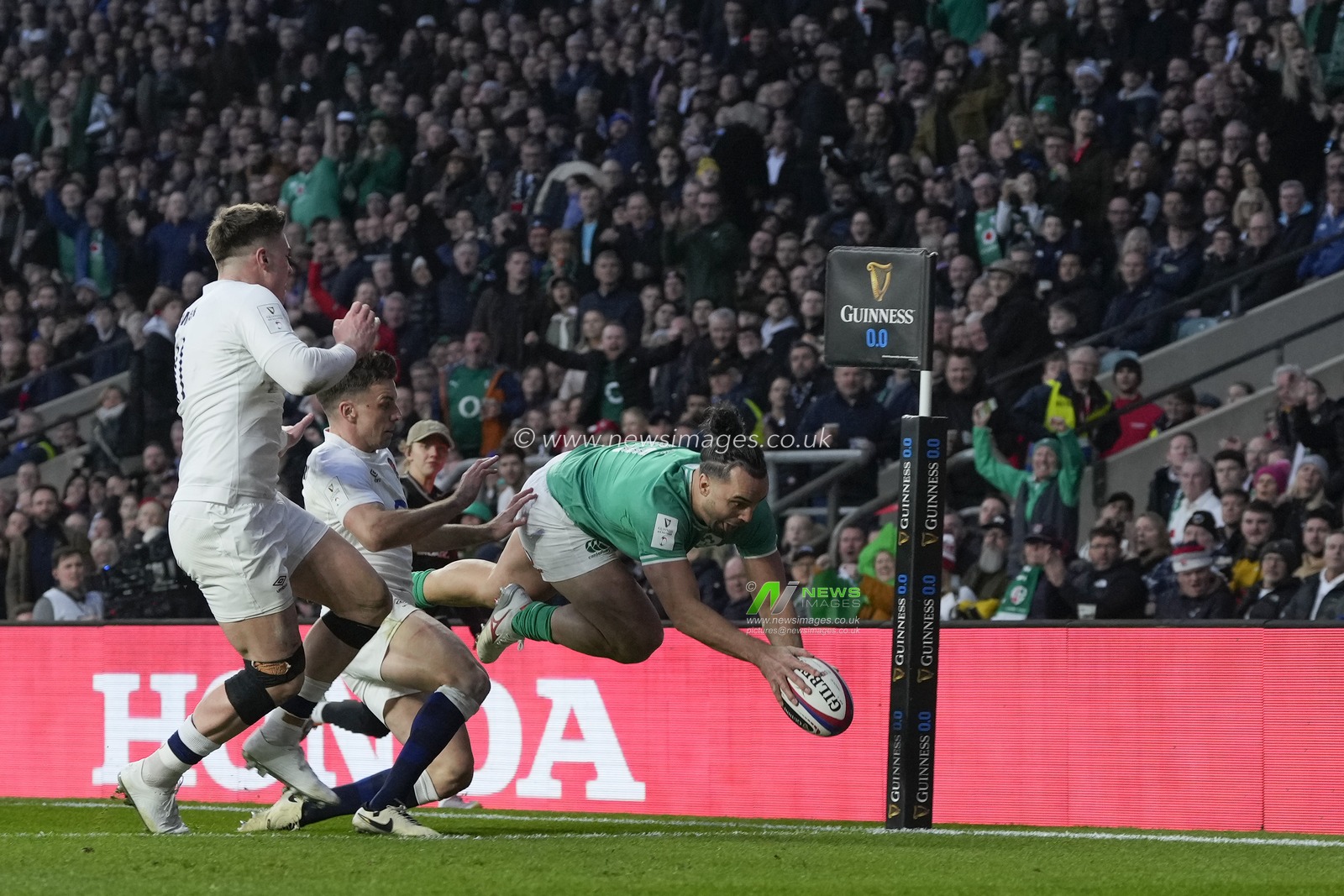 James Lowe of Ireland dives over to score a try during the 2024 Guinness 6 Nations match England vs Ireland at Twickenham Stadium, Twickenham, United Kingdom, 9th March 2024

(Photo by Steve Flynn/News Images)