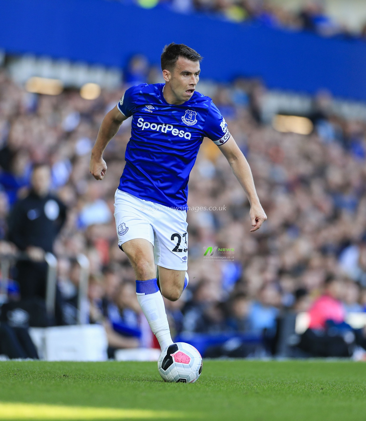 21st September 2019, Goodison Park, Liverpool, England ; Premier League Football, Everton vs Sheffield United : Seamus Coleman (23) of Everton runs with the ball

Credit: Conor Molloy/News Images

English Football League images are subject to DataCo Licence