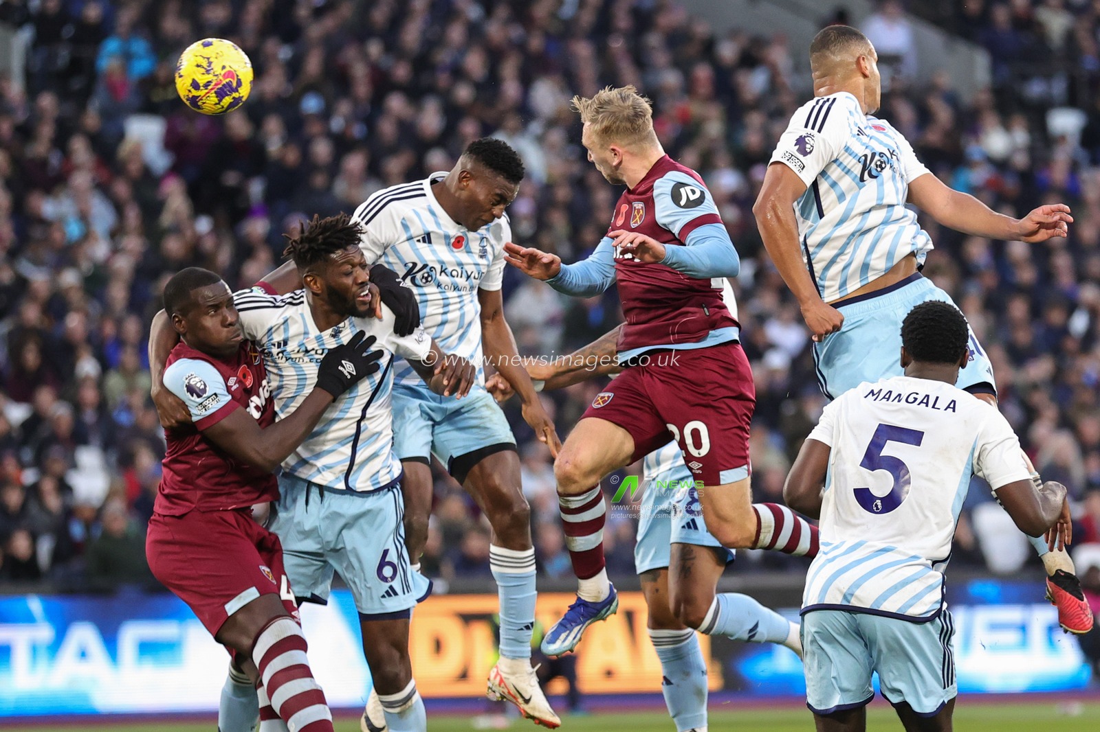 Jarrod Bowen #20 of West Ham United scores a goal to make it 2-2 during the Premier League match West Ham United vs Nottingham Forest at London Stadium, London, United Kingdom, 12th November 2023

(Photo by Mark Cosgrove/News Images)
