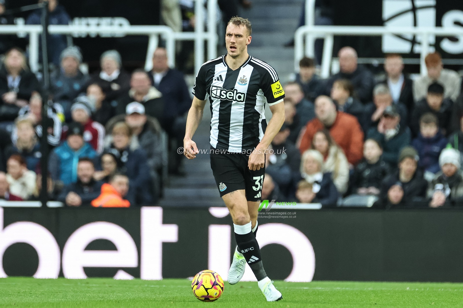 Dan Burn of Newcastle United with the ball during the Premier League match Newcastle United vs Leicester City at St. James's Park, Newcastle, United Kingdom, 14th December 2024

(Photo by Mark Cosgrove/News Images)