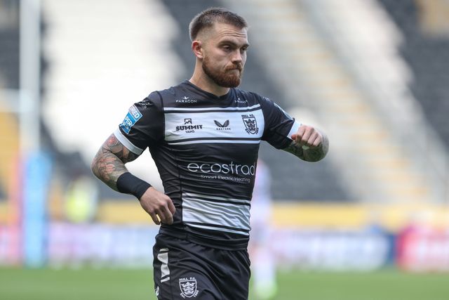 Morgan Smith of Hull FC applauds the home fans afte4r the game during the Betfred Super League Round 27 match Hull FC vs Catalans Dragons at MKM Stadium, Hull, United Kingdom, 21st September 2024

(Photo by Alfie Cosgrove/News Images)