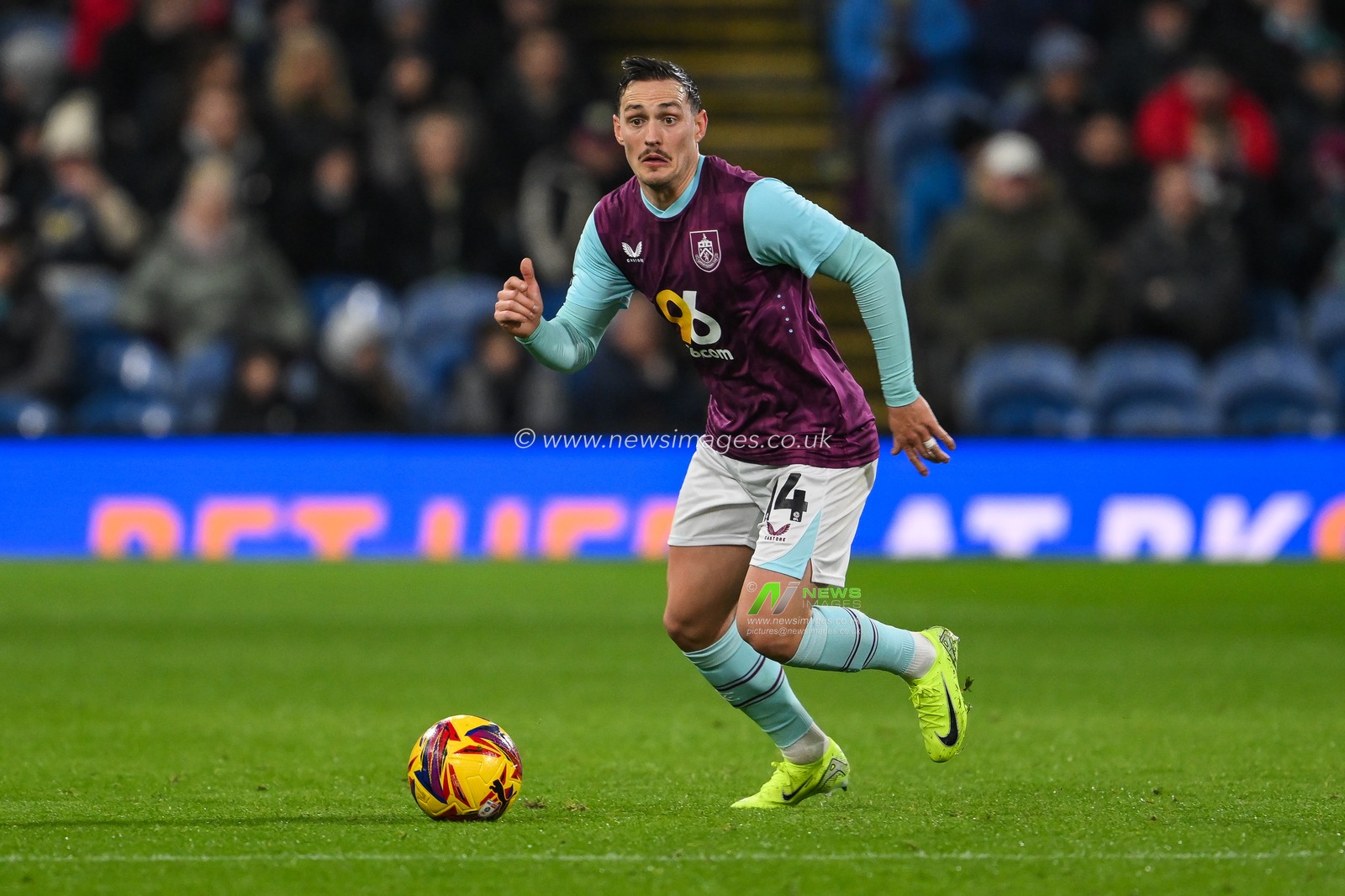 Connor Roberts of Burnley makes a break with the ball during the Sky Bet Championship match Burnley vs Coventry City at Turf Moor, Burnley, United Kingdom, 26th November 2024

(Photo by Craig Thomas/News Images)
