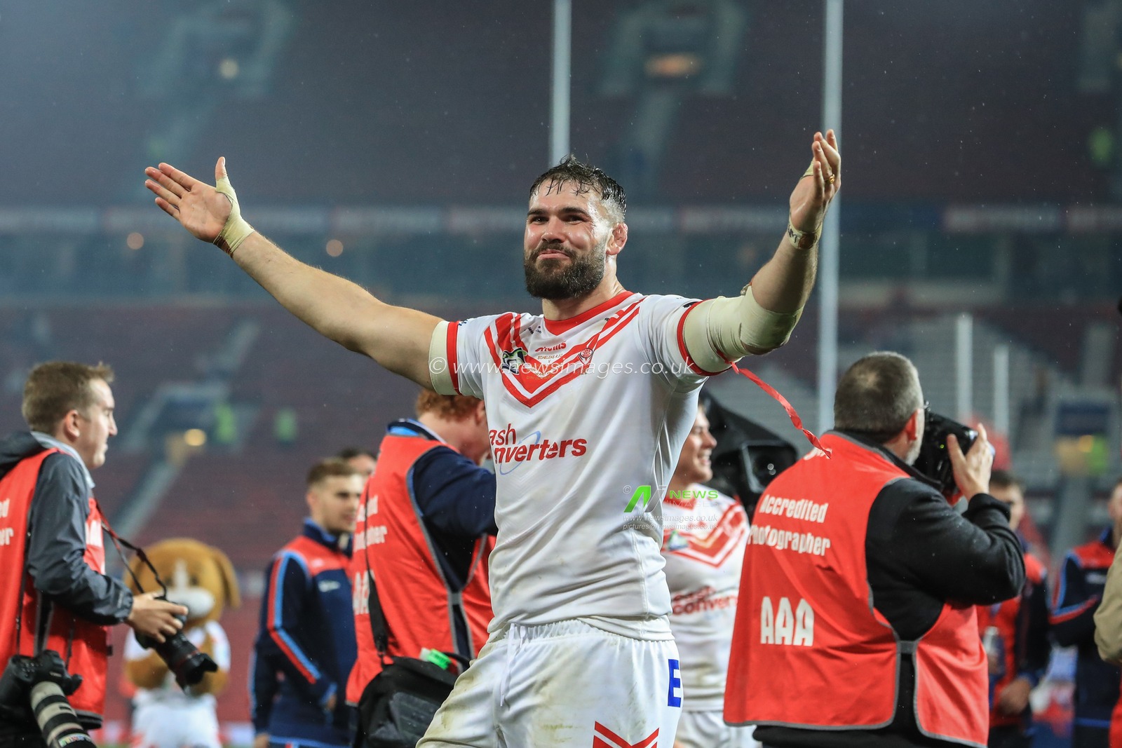 12th October 2019, Old Trafford, Manchester, England; The Grand Final 2019, Saint Helens v Salford Red Devils : Alex Walmsley (8) of St Helens celebrates with the fans 

Credit: Mark Cosgrove/News Images