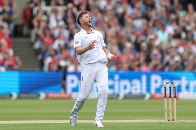 Ollie Robinson of England celebrates his fifth wicket as he takes Matt Henry during the 1st Rothesay Test Match Day 2 match England vs New Zealand at Lords, London, United Kingdom on 05 June 2026

(Photo by Mark Cosgrove/News Images)