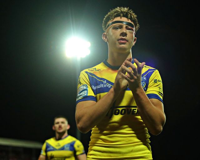 Ewan Irwin of Warrington Wolves applauds the fans after the Betfred Super League round 27 match Hull KR vs Warrington Wolves at Sewell Group Craven Park, Kingston upon Hull, United Kingdom, 18th September 2025(Photo by Sam Eaden/News Images)