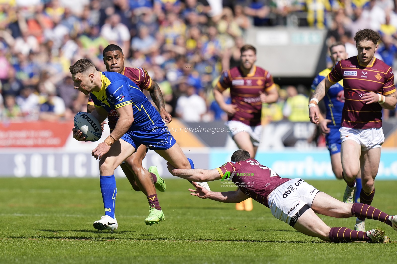 George Williams of Warrington Wolves breaks a tackle during the Betfred Challenge Cup Semi-Final match Huddersfield Giants vs Warrington Wolves at Totally Wicked Stadium, St Helens, United Kingdom, 19th May 2024

(Photo by Steve Flynn/News Images)