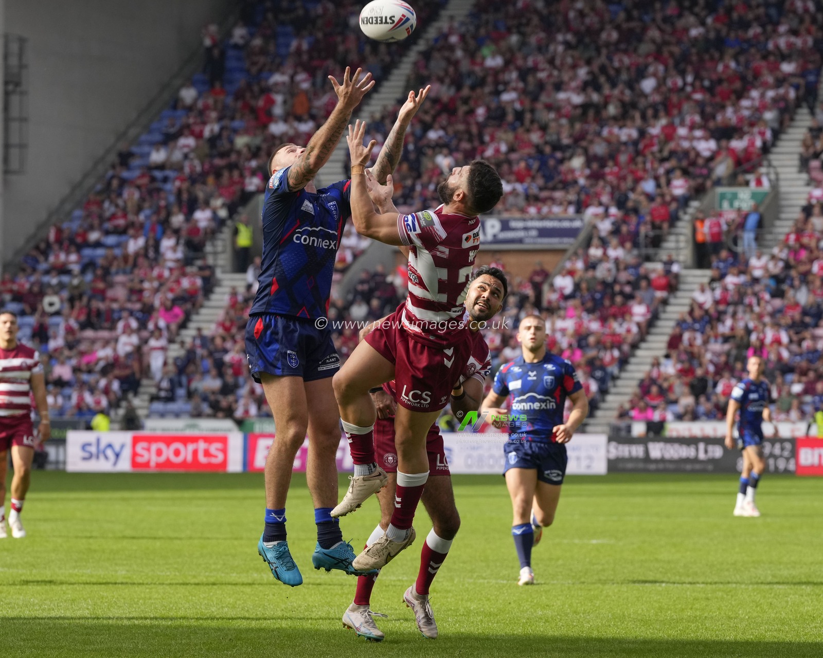 Shaun Kenny-Dowall #4 of Hull KR and Abbas Miski #23 of Wigan Warriors compete for a high kick during the Betfred Super League Semi Final match Wigan Warriors vs Hull KR at DW Stadium, Wigan, United Kingdom, 7th October 2023

(Photo by Steve Flynn/News Images)