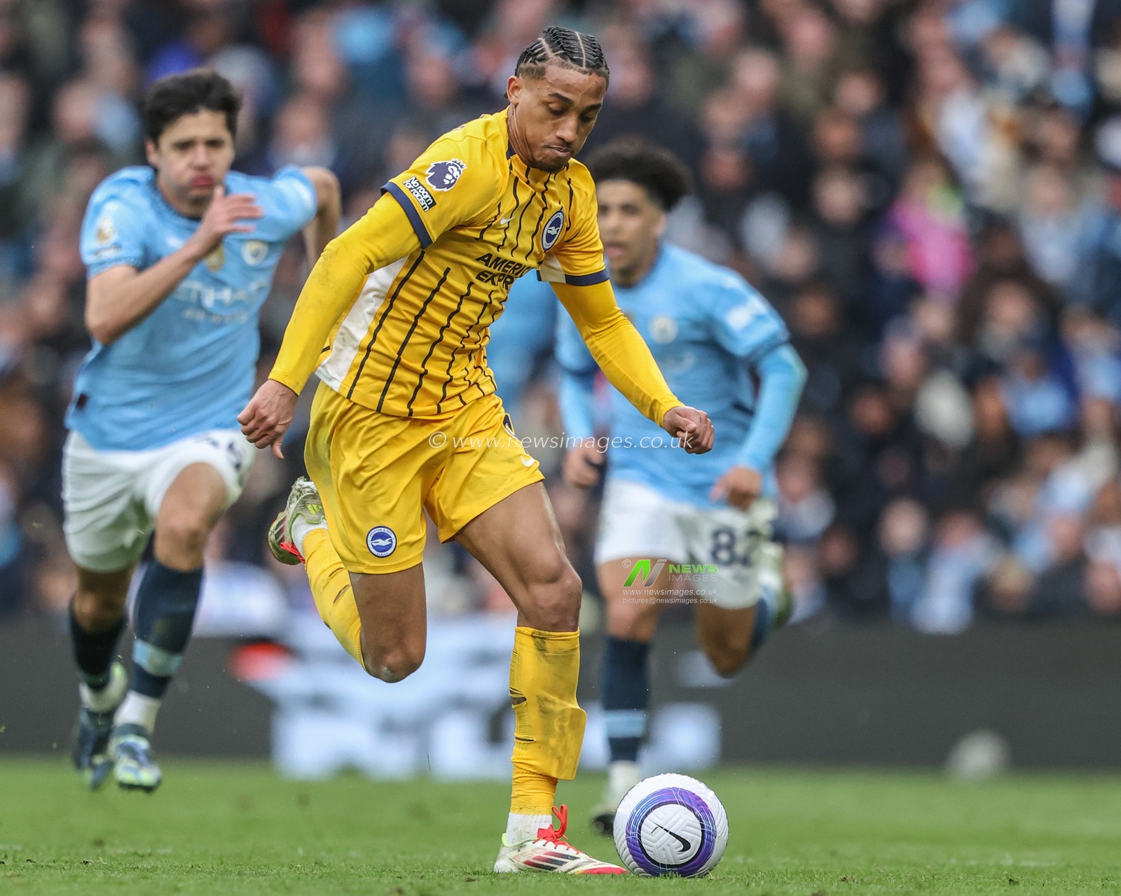 JoÃ£o Pedro of Brighton & Hove Albion breaks with the ball during the Premier League match Manchester City vs Brighton and Hove Albion at Etihad Stadium, Manchester, United Kingdom, 15th March 2025

(Photo by Alfie Cosgrove/News Images)