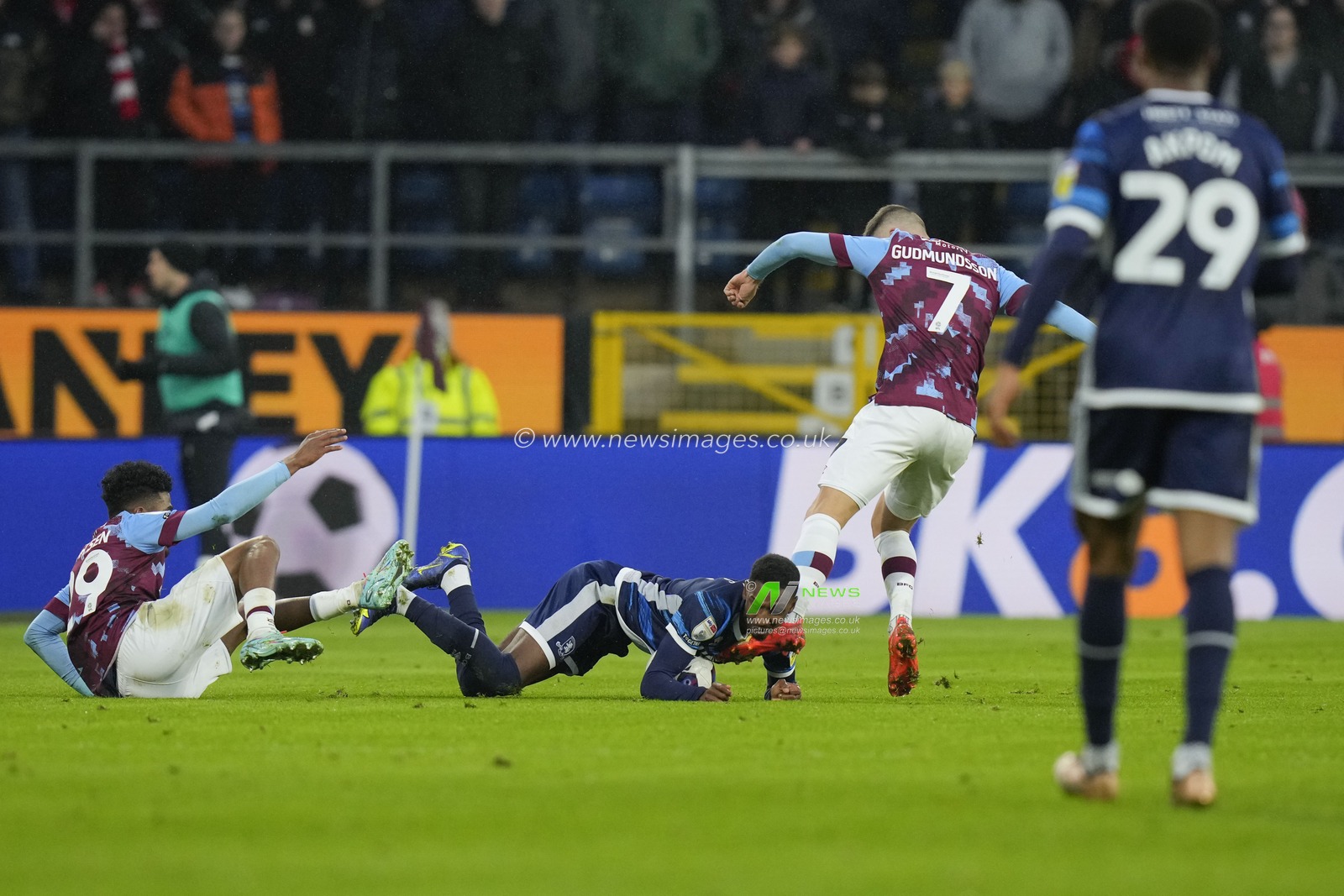 Isaiah Jones #2 of Middlesbrough takes a kick in the face from JÃ³hann GuÃ°mundsson #7 of Burnley during the Sky Bet Championship match Burnley vs Middlesbrough at Turf Moor, Burnley, United Kingdom, 17th December 2022

(Photo by Steve Flynn/News Images)