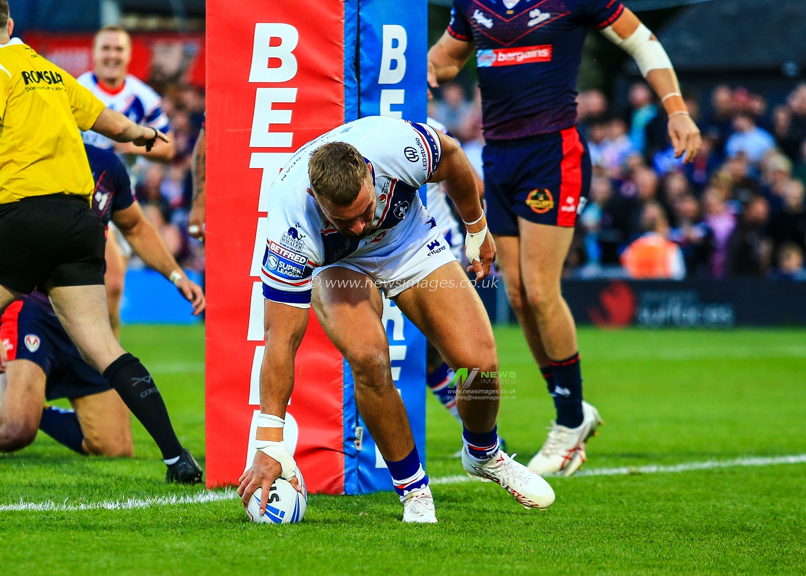 Mike McMeeken of Wakefield Trinity goes over for a try but is ruled out during the Betfred Super League round 21 match Wakefield Trinity vs St Helens at DIY Kitchens Stadium, Wakefield, United Kingdom, 8th August 2025

(Photo by Richard Bierton/News Images)