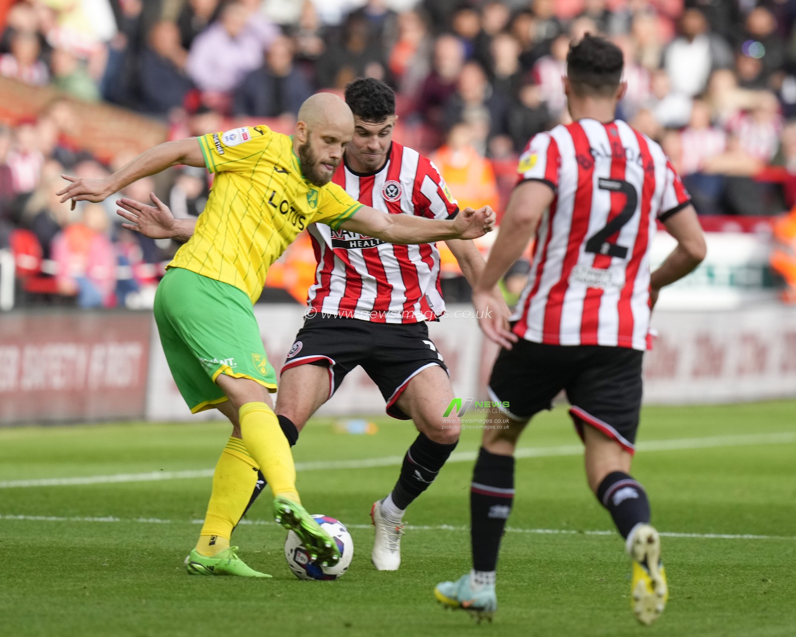 Teemu Pukki #22 of Norwich City nutmegs John Egan #12 of Sheffield United during the Sky Bet Championship match Sheffield United vs Norwich City at Bramall Lane, Sheffield, United Kingdom, 22nd October 2022

(Photo by Steve Flynn/News Images)