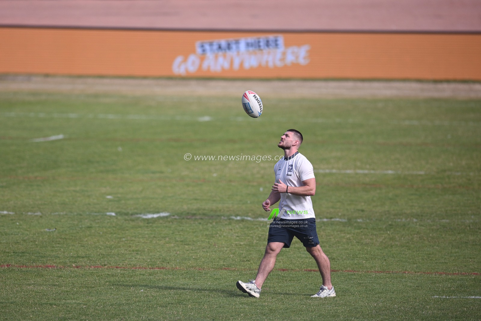 Danny Walker of Warrington Wolves with a ball prior to the Betfred Super League round 22 match Bradford Bulls vs Warrington Wolves at Odsal Stadium, Bradford, United Kingdom on 08 August 2026

(Photo by Ben Roberts/News Images)