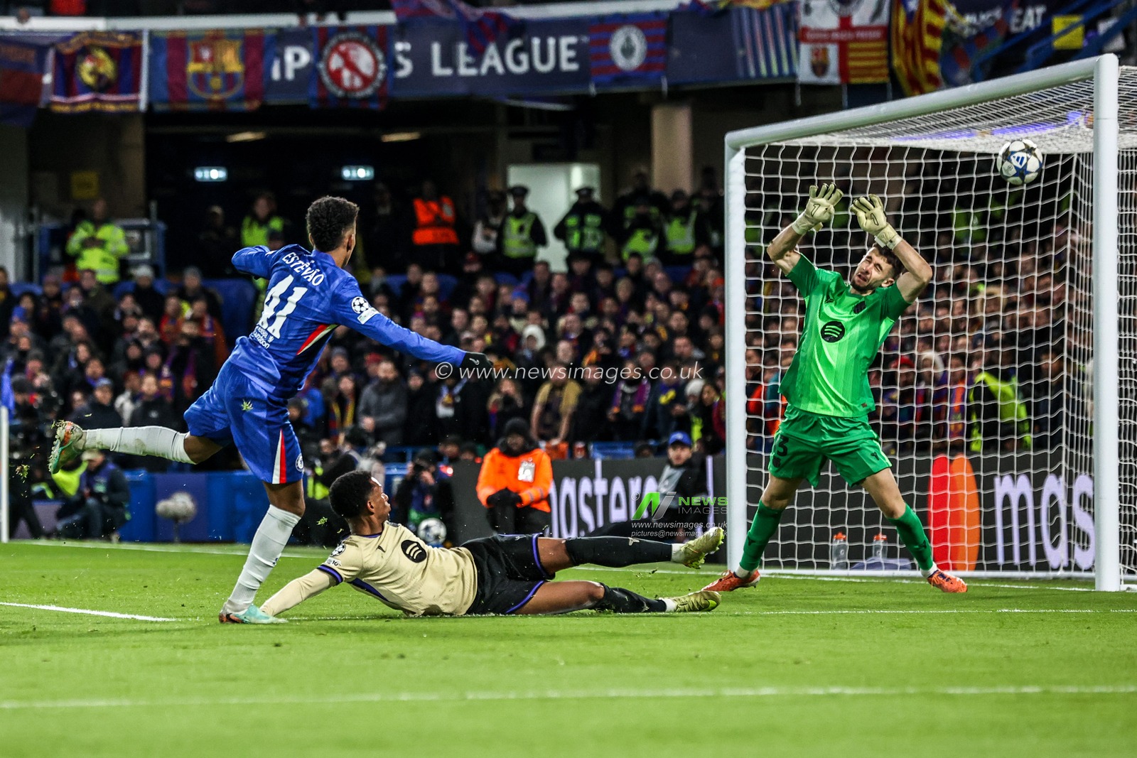 Estêvão of Chelsea scores to make it 2-0 during the UEFA Champions League Matchday 5 of 8 Chelsea v Barcelona at Stamford Bridge, London, United Kingdom, 25th November 2025

(Photo by Alfie Cosgrove/News Images)

*** GER AUT SUI OUT ***