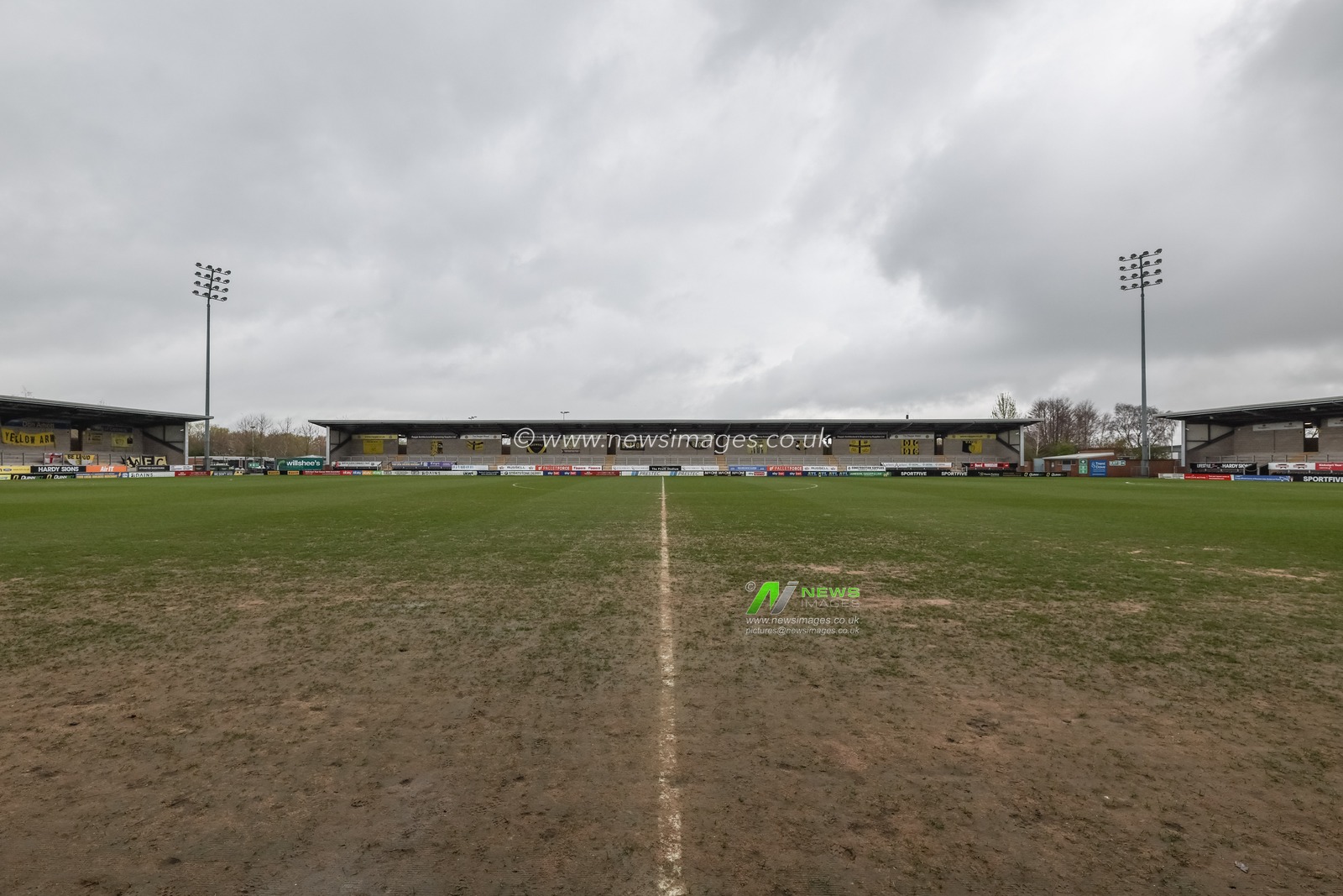 A very sandy pitch at The Pirelli Stadium during the Sky Bet League 1 match Burton Albion vs Barnsley at Pirelli Stadium, Burton upon Trent, United Kingdom, 1st April 2024

(Photo by Mark Cosgrove/News Images)