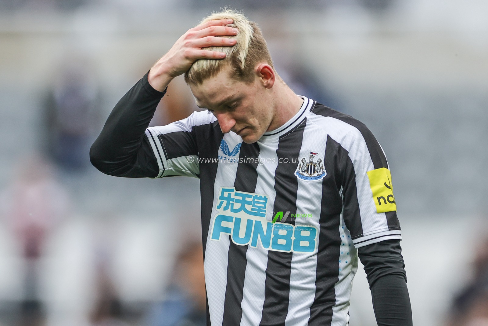 A dejected Anthony Gordon #8 of Newcastle United after the final whistle during the Premier League match Newcastle United vs Arsenal at St. James's Park, Newcastle, United Kingdom, 7th May 2023

(Photo by Mark Cosgrove/News Images)