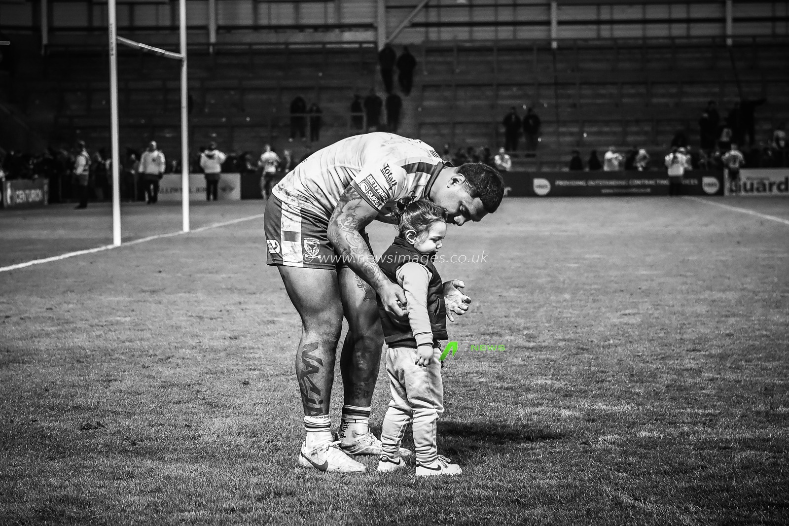 Tom Mikaele #18 of Warrington Wolves with his daughter after the game during the Betfred Super League Round 3 match Warrington Wolves vs Salford Red Devils at Halliwell Jones Stadium, Warrington, United Kingdom, 2nd March 2023

(Photo by Craig Thomas/News Images)