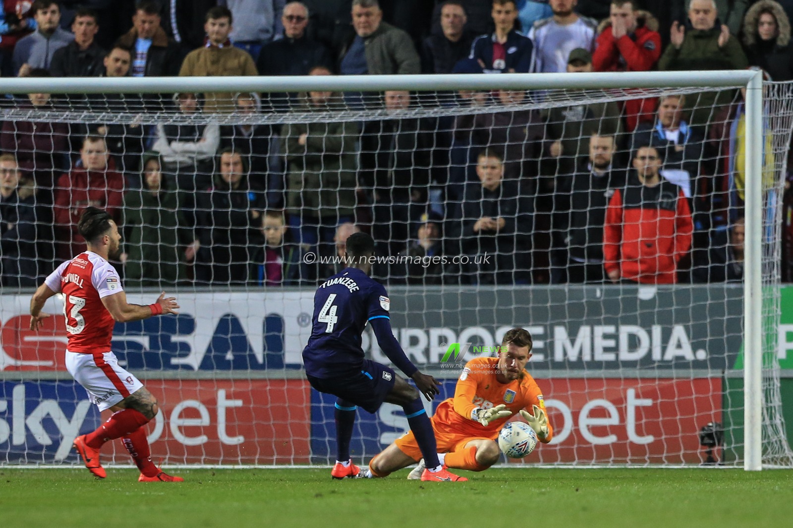 10th April 2019, New York Stadium, Rotherham, England; Sky Bet Championship Rotherham United vs Aston Villa ; Jed Steer (12) of Aston Villa  makes a save


Credit: Mark Cosgrove/News Images

English Football League images are subject to DataCo Licence