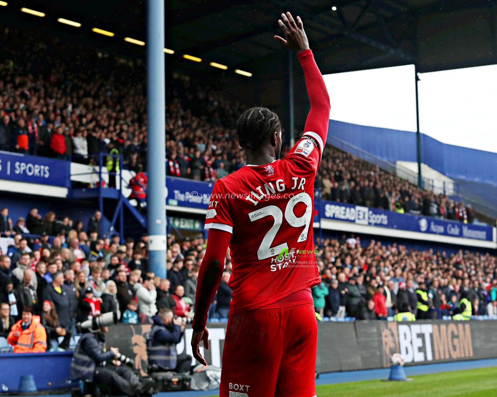Samuel Iling-Junior of Middlesbrough Football Club prepares to take a corner during the Sky Bet Championship match Sheffield Wednesday vs Middlesbrough at Hillsborough, Sheffield, United Kingdom, 21st April 2025

(Photo by Sam Eaden/News Images)