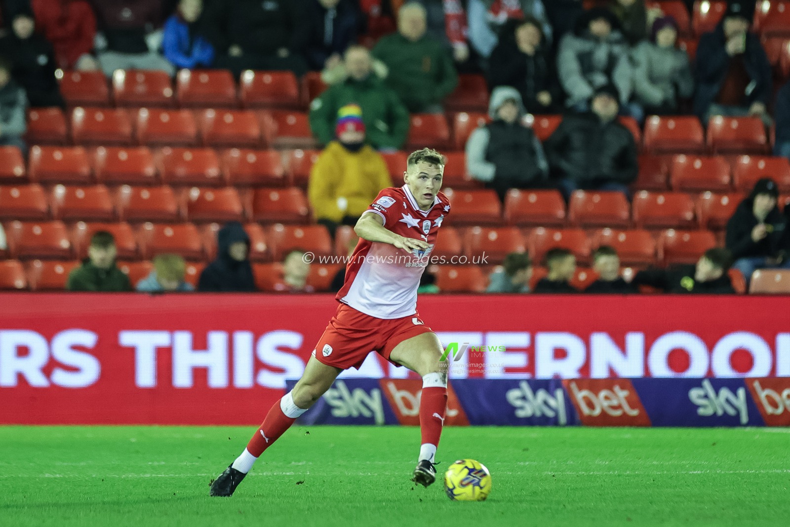 Jack Shepherd of Barnsley with the ball during the Sky Bet League 1 match Barnsley vs Carlisle United at Oakwell, Barnsley, United Kingdom, 16th January 2024

(Photo by Mark Cosgrove/News Images)
