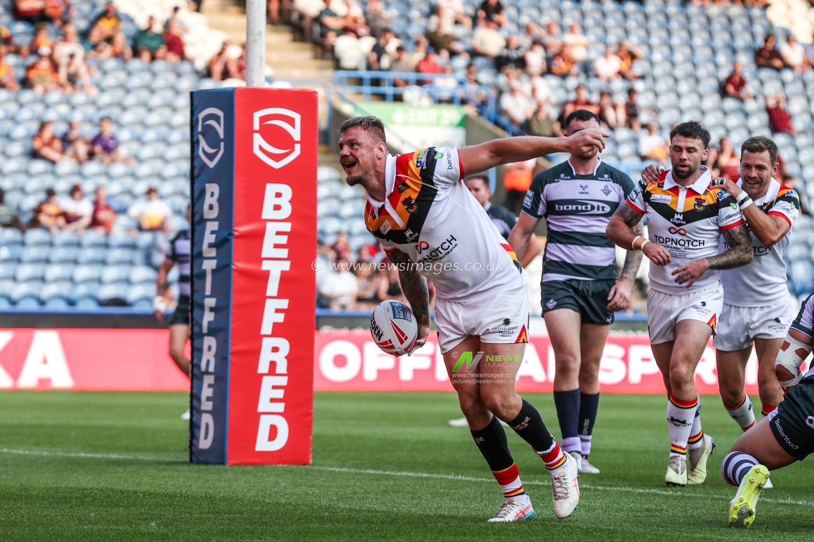 Ryan Sutton of Bradford Bulls celebrates his try during the Betfred Super League round 18 match Huddersfield Giants vs Bradford Bulls at Accu Stadium, Huddersfield, United Kingdom on 10 July 2026

(Photo by Alfie Cosgrove/News Images)
