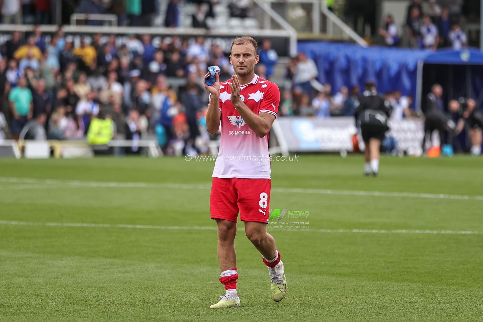 Herbie Kane #8 of Barnsley applauds the travelling fans after Barnsley draw 1-1 during the Sky Bet League 1 match Bristol Rovers vs Barnsley at Memorial Stadium, Bristol, United Kingdom, 12th August 2023

(Photo by Mark Cosgrove/News Images)