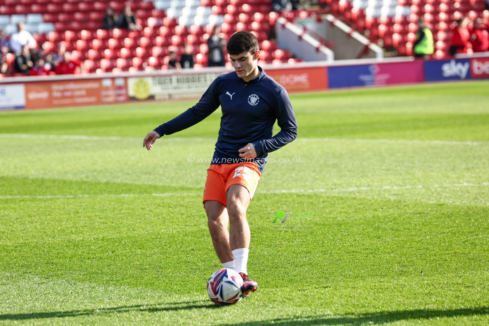 Rob Apter of Blackpool in the pregame warmup session during the Sky Bet League 1 match Barnsley vs Blackpool at Oakwell, Barnsley, United Kingdom, 8th March 2025

(Photo by Mark Cosgrove/News Images)