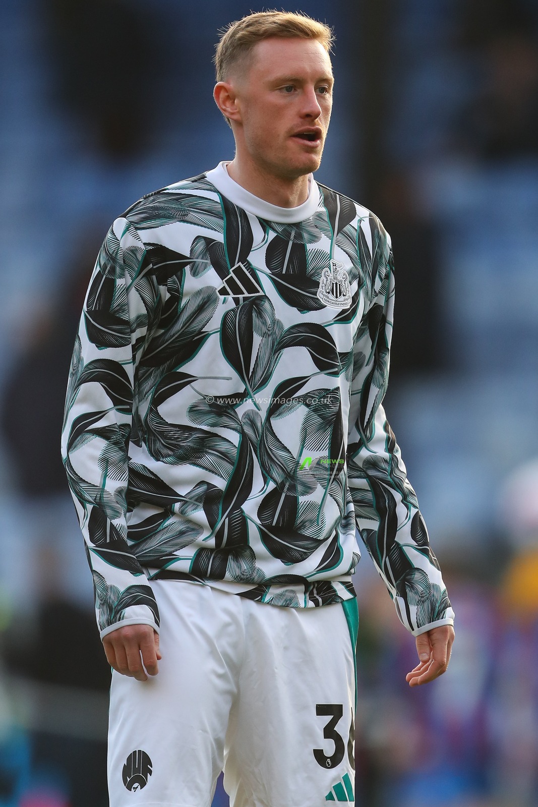 Sean Longstaff of Newcastle United during the pre-game warm up ahead of the Premier League match Crystal Palace vs Newcastle United at Selhurst Park, London, United Kingdom, 30th November 2024

(Photo by Gareth Evans/News Images)
