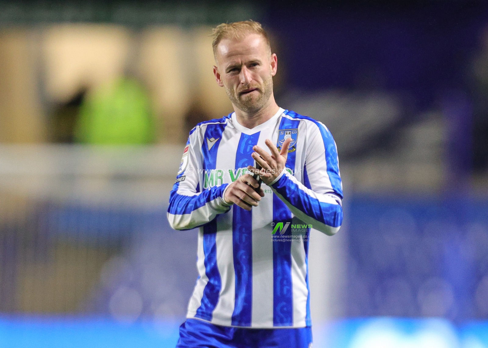 Barry Bannan of Sheffield Wednesday applauds the fans during the Sky Bet Championship match Sheffield Wednesday vs Preston North End at Hillsborough, Sheffield, United Kingdom, 29th November 2025

(Photo by Richard Bierton/News Images)

*** GER AUT SUI OUT ***
