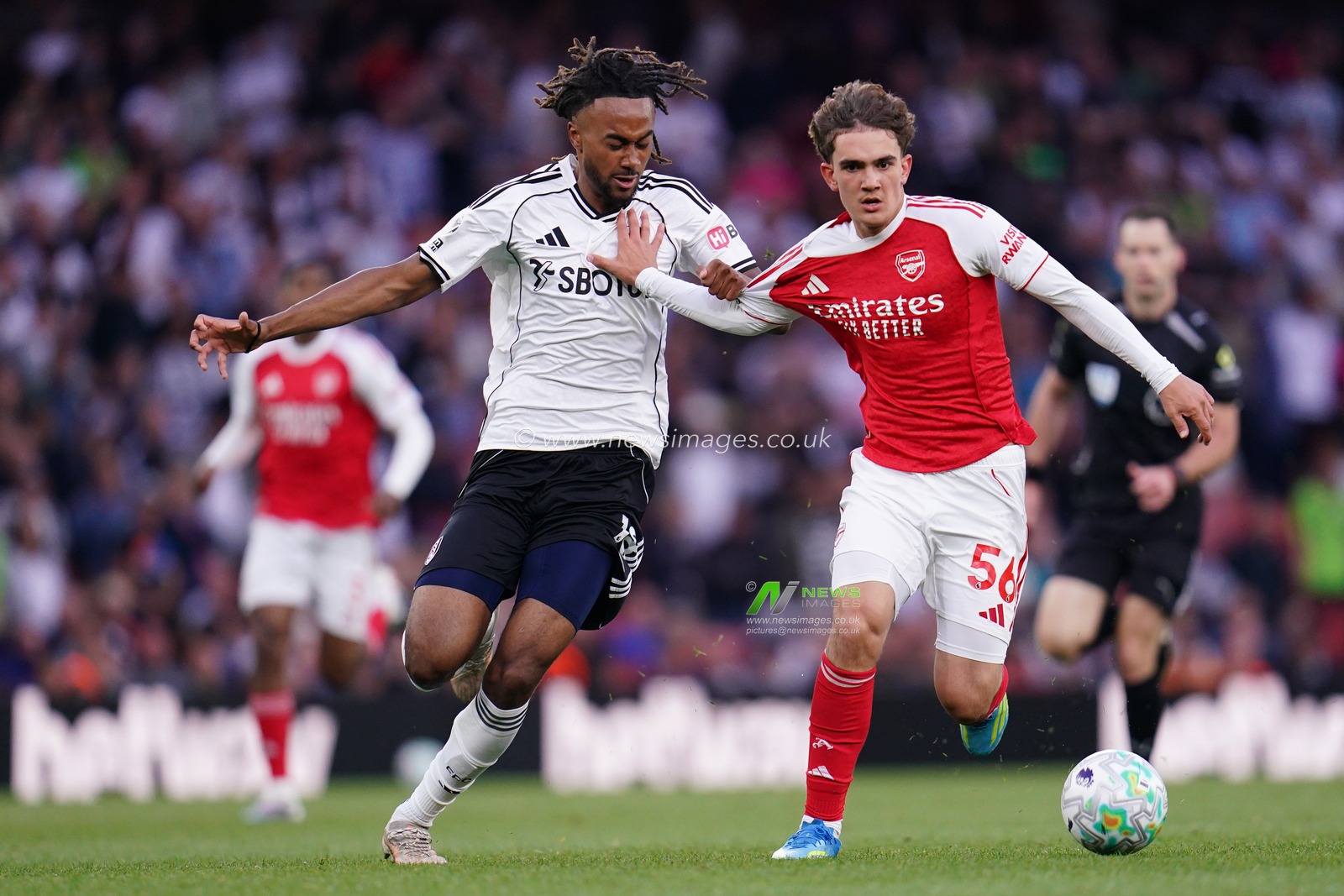 Max Dowman of Arsenal and Jonah Kusi-Asare of Fulham battle for the ball during the Premier League match Arsenal vs Fulham at Emirates, London, United Kingdom on 02 May 2026

(Photo by Harvey Murphy/News Images)