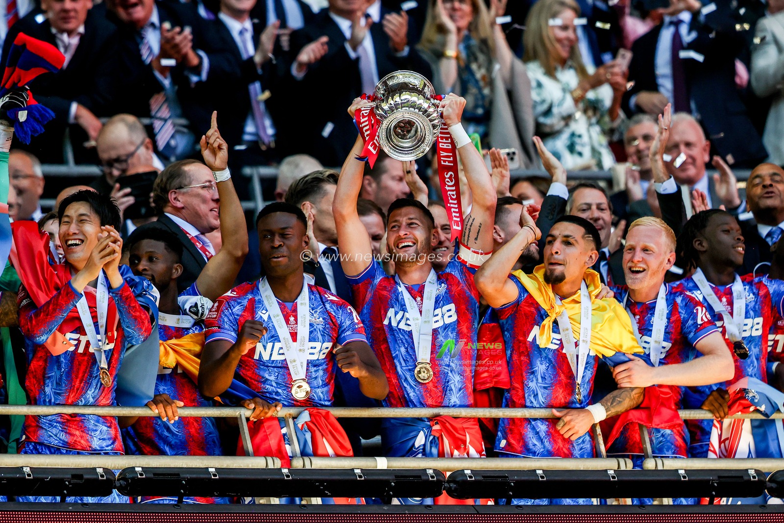 Crystal Palace lift the FA Cup after the teams victory following the Emirates FA Cup Final match Crystal Palace vs Manchester City at Wembley Stadium, London, United Kingdom, 17th May 2025

(Photo by Alfie Cosgrove/News Images)
