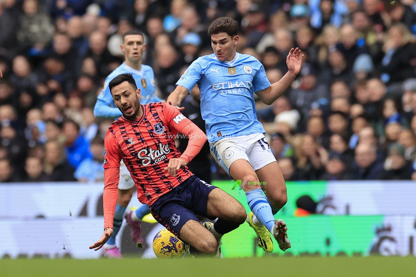 Dwight McNeil of Everton and Julian Alvarez of Manchester City challenge for the ball during the Premier League match Manchester City vs Everton at Etihad Stadium, Manchester, United Kingdom, 10th February 2024

(Photo by Conor Molloy/News Images)